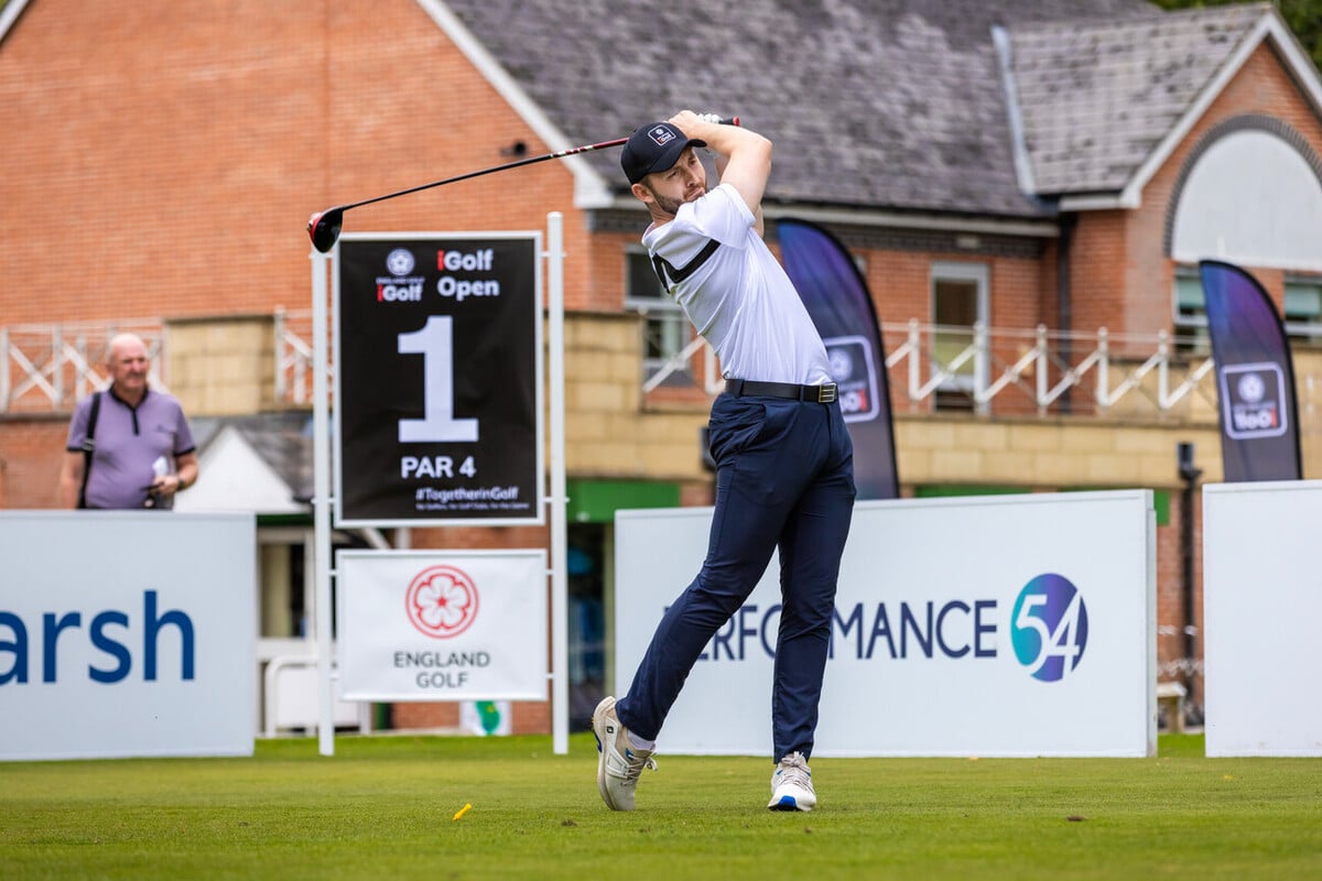 iGolfer teeing off